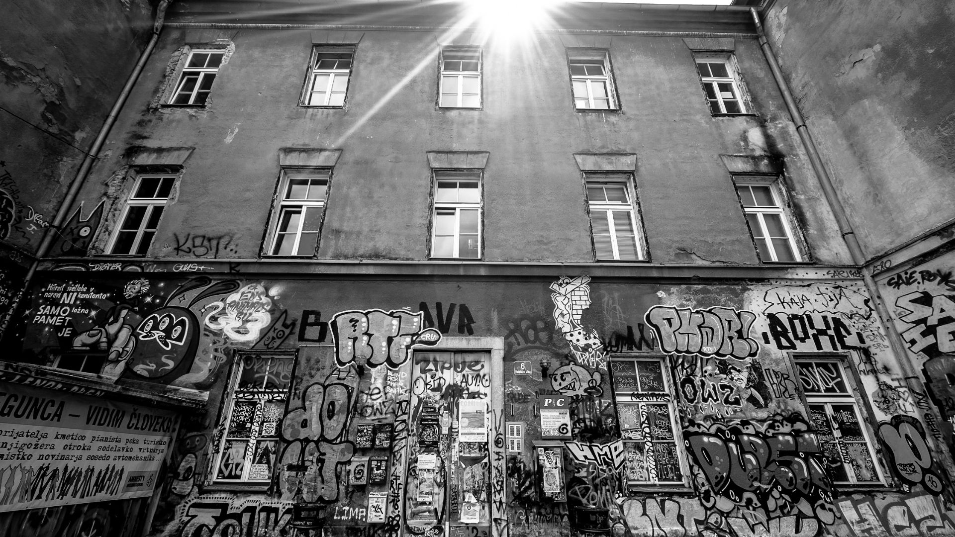 Damaged sur scene
